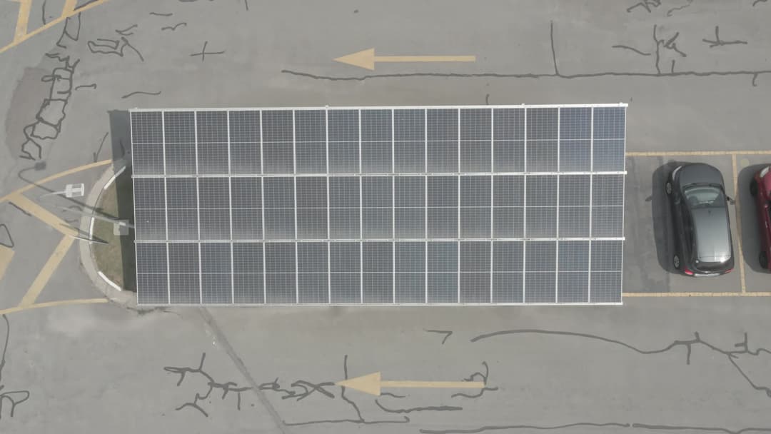 Cobertura solar em estacionamento urbano