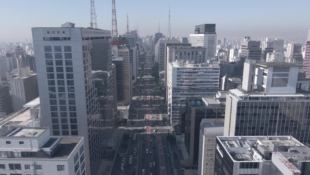 Avenida Paulista entre arranha-céus