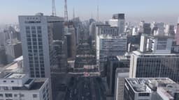 Avenida Paulista entre arranha-céus