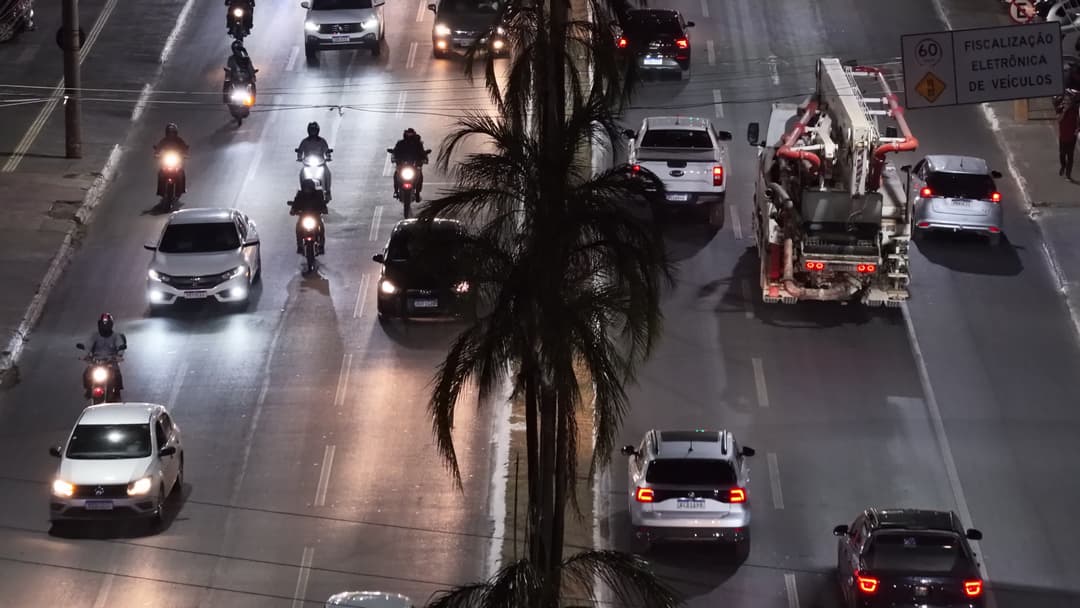 Trânsito Noturno Intenso em Avenida Urbanizada