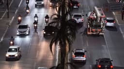 Trânsito Noturno Intenso em Avenida Urbanizada