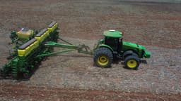 Trator 8R  e Plantadora 3100 John Deere