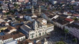 Centro Histórico de Salvador com igrejas coloniais