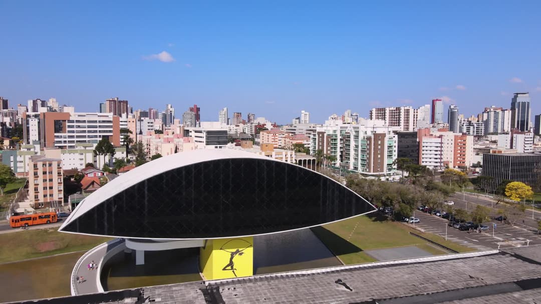 Museu Oscar Niemeyer em destaque na cidade de Curitiba.