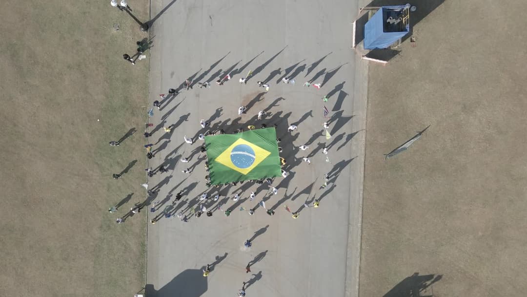 Bandeira do Brasil em destaque na praça