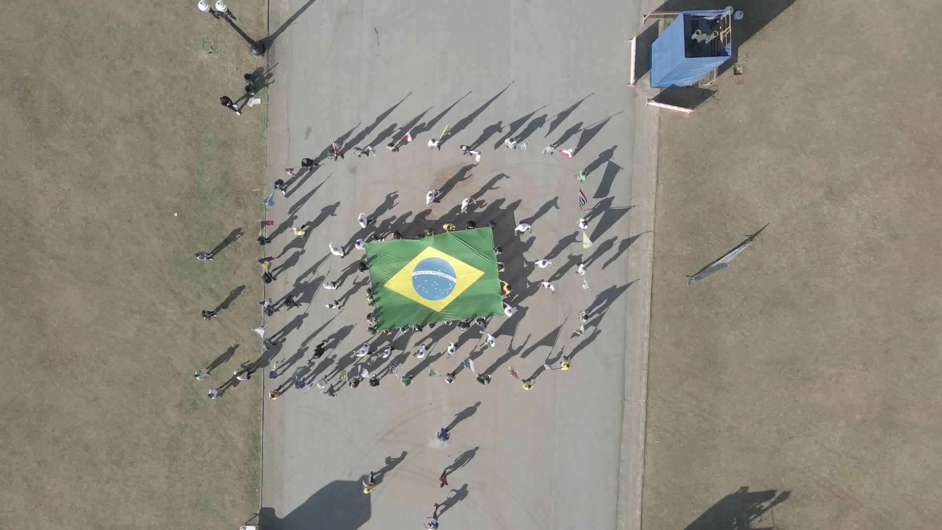 Bandeira do Brasil em destaque na praça