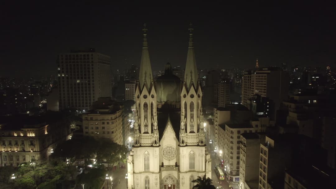 Catedral da Sé iluminada no coração de SP