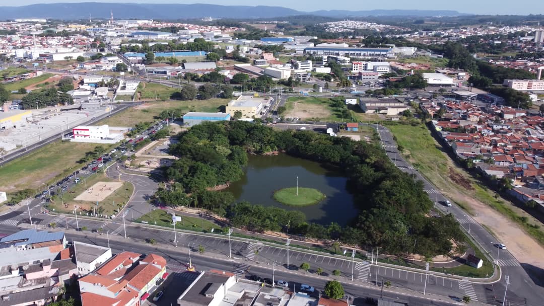 Lago central rodeado por área urbana