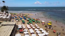 Praia movimentada com guarda-sóis coloridos