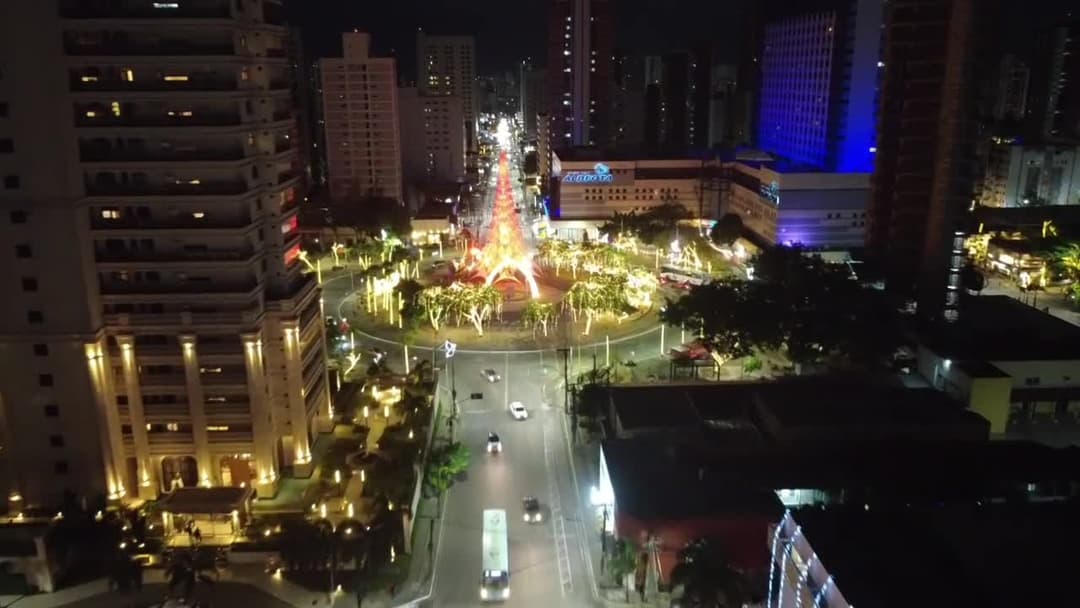 Praça Portugal iluminada com decoração natalina