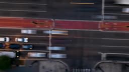 Movimento intenso em avenida urbana no início da noite