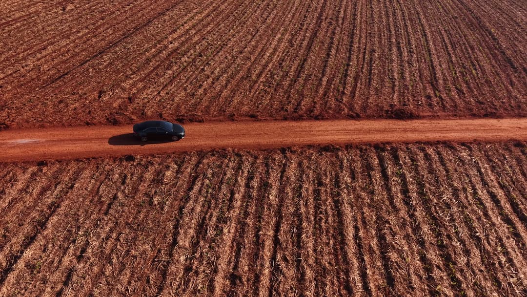Carro solitário em estrada de terra rural