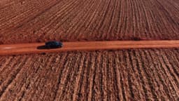 Carro solitário em estrada de terra rural