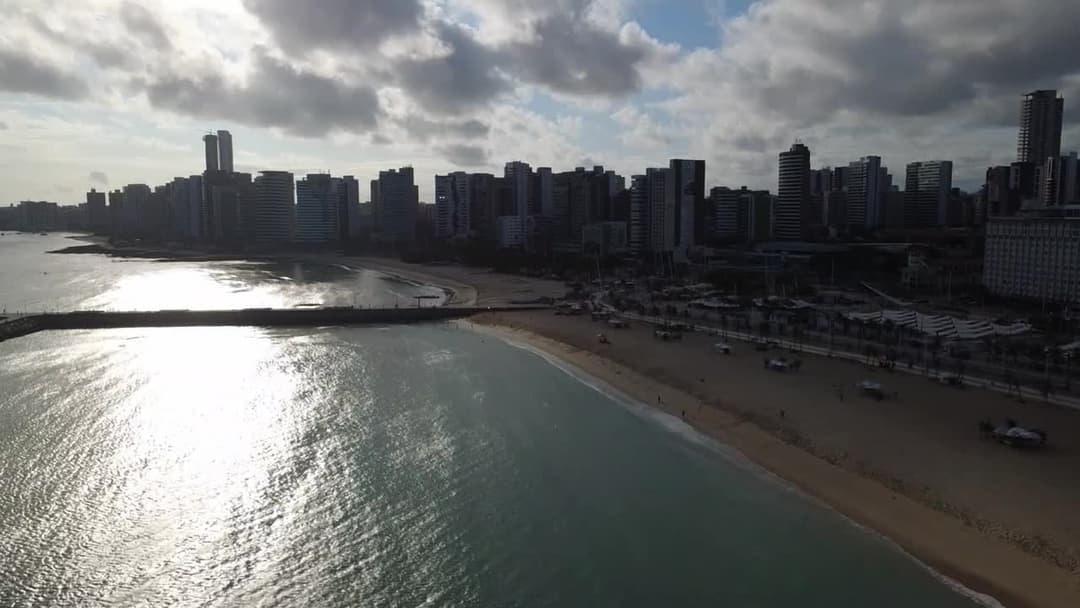 Orla de Fortaleza com arranha-céus e praia ao entardecer