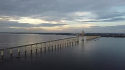Registro do Pôr do sol em destaque ponte do Rio Negro ao fundo a cidade de Manaus.