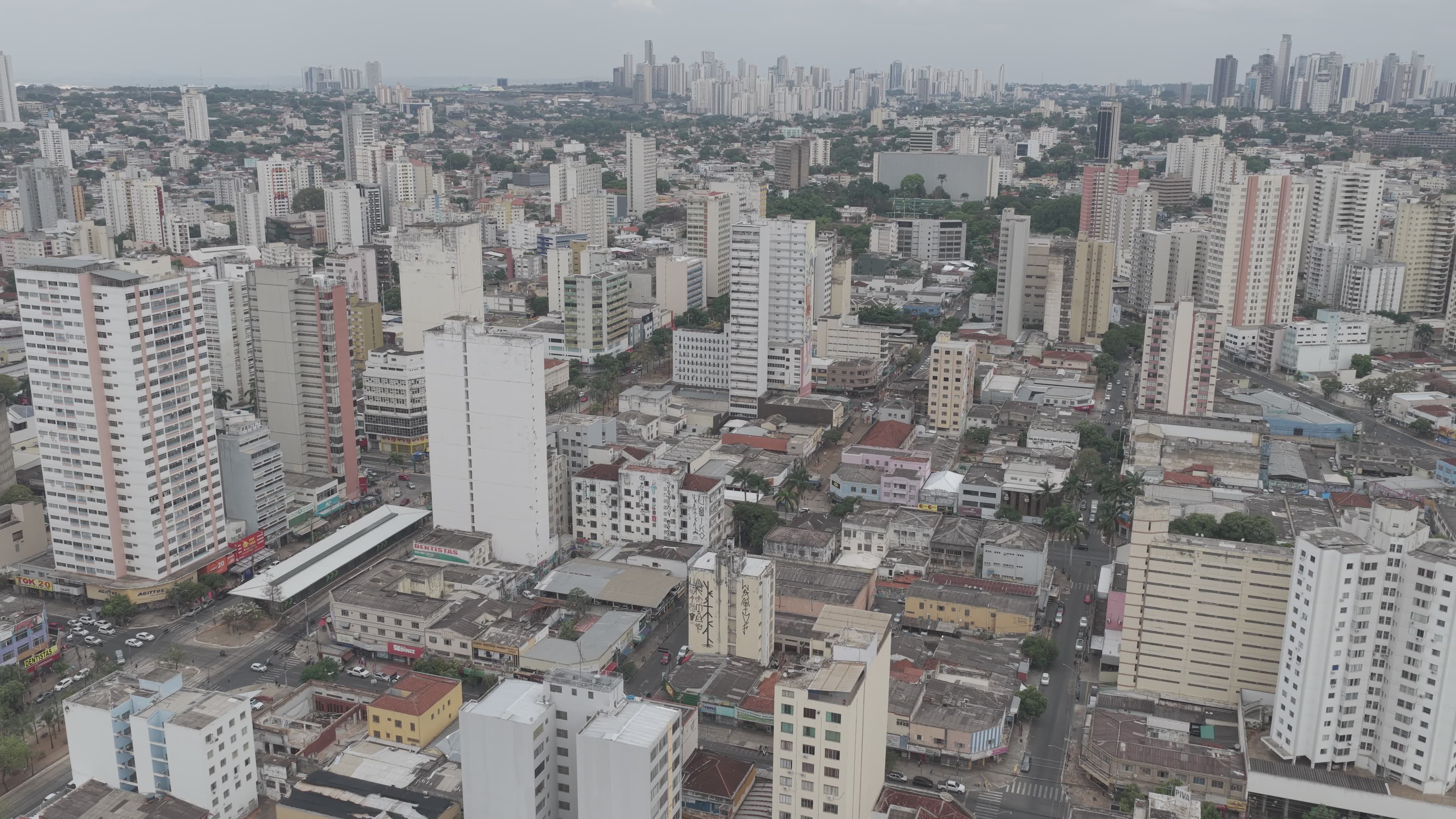 Edifícios altos no centro urbano movimentado
