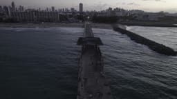 Ponte sobre o mar ao entardecer