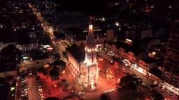 Anoitecer da Igreja Matriz de Santa Teresa Dávila, Praça Baltasar da Silveira, Teresópolis/RJ