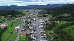 Sobrevoo na avenida principal de urubici
