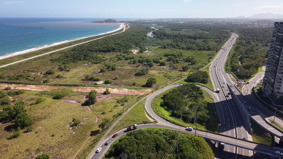 Encontro da Rodovia do Sol e Avenida Darly Santos com vista para a Barra do Jucu e Reserva de Jacare