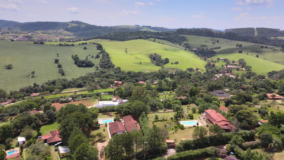 Sítios e piscinas em meio ao verde das colinas