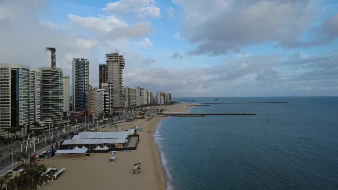 Arranha-céus à beira-mar com vista panorâmica