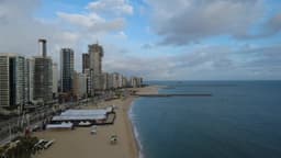 Arranha-céus à beira-mar com vista panorâmica