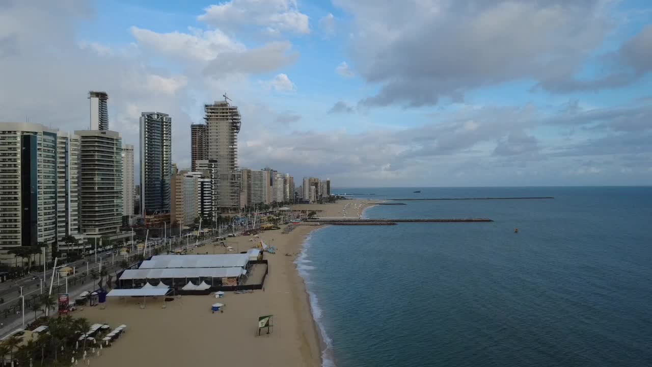 Arranha-céus à beira-mar com vista panorâmica