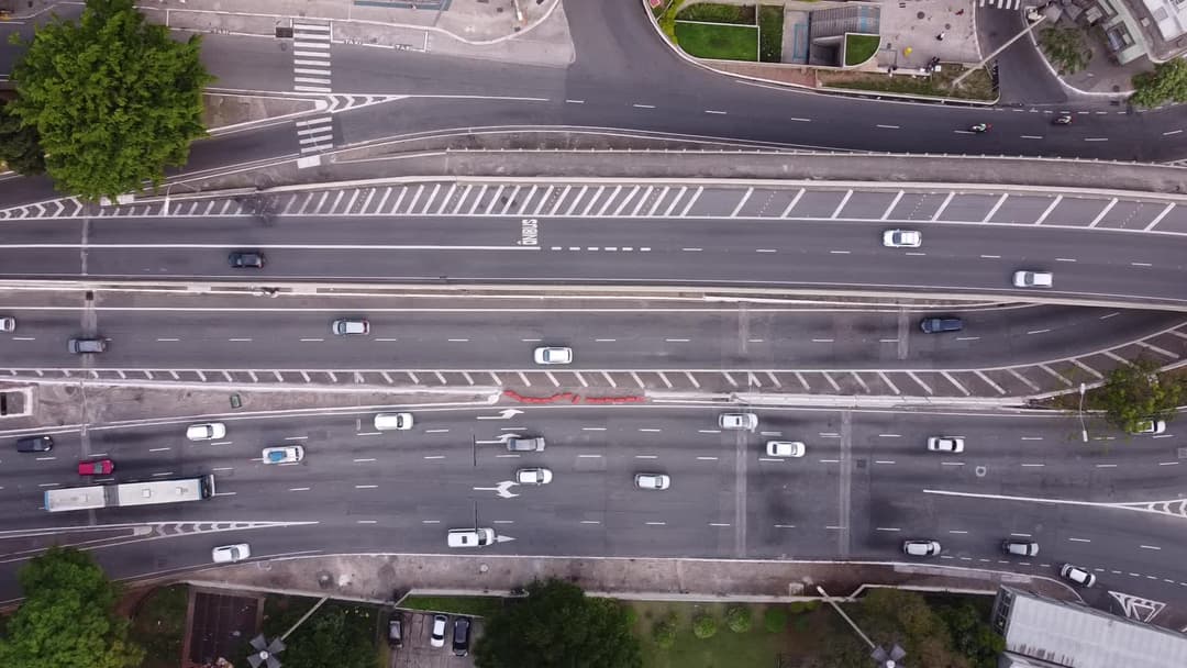 Viaduto movimentado em grande avenida