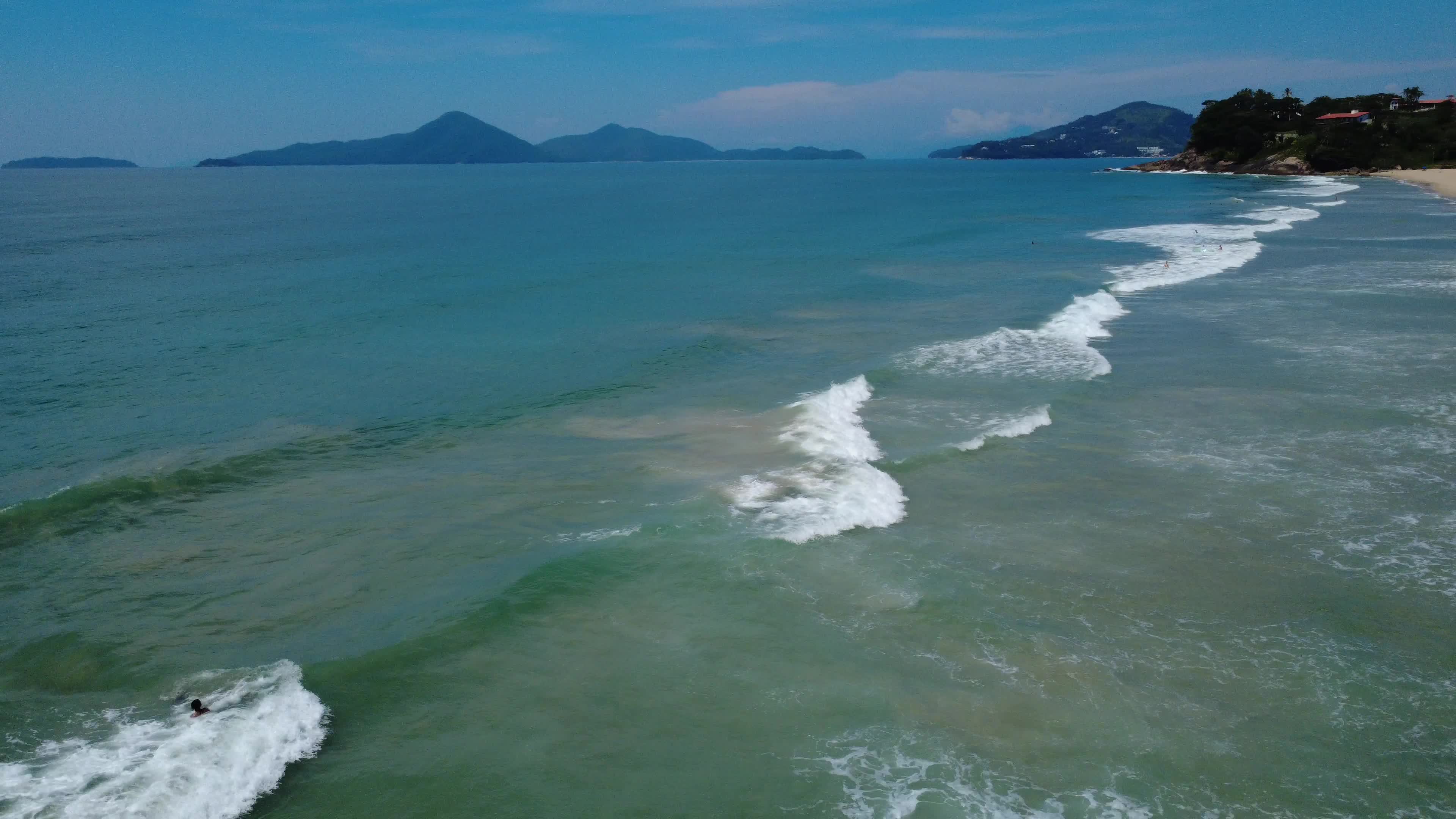 Banhistas no mar azul da Praia Vermelha do Centro, Ubatuba - Vista Aérea