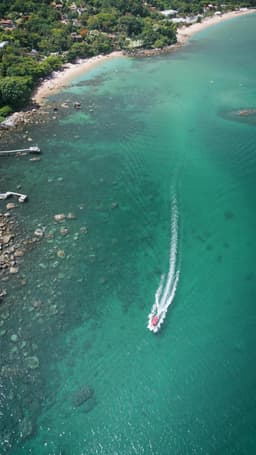 Vista aérea da praia em ilhabela com barco