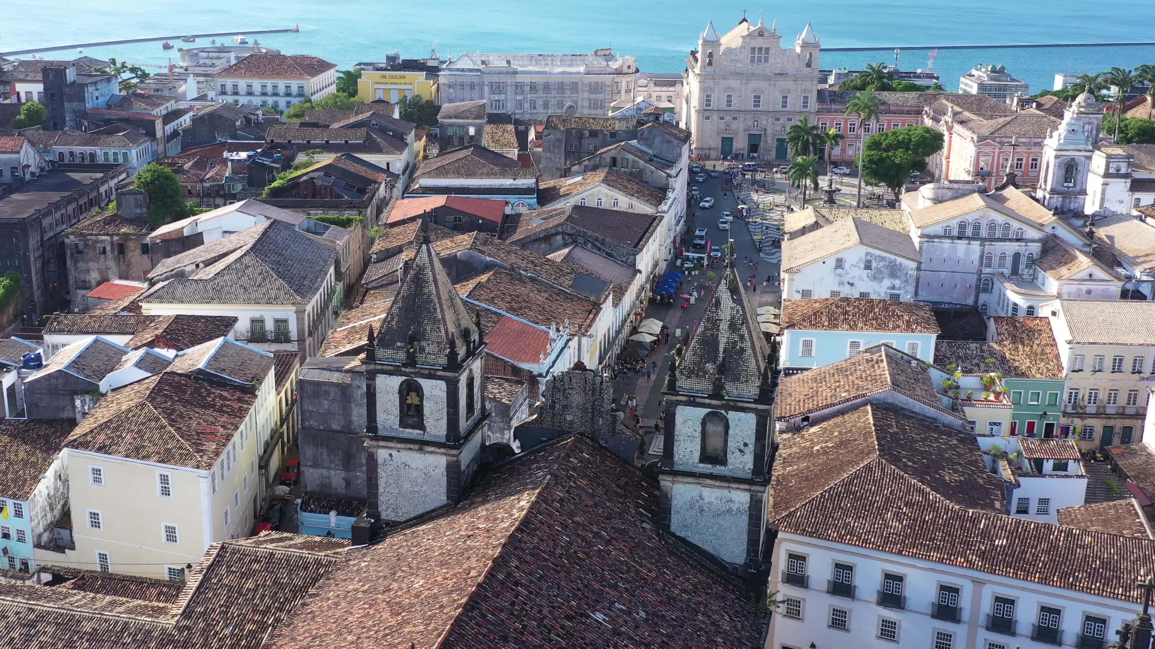 Centro histórico de Salvador com vista para o mar