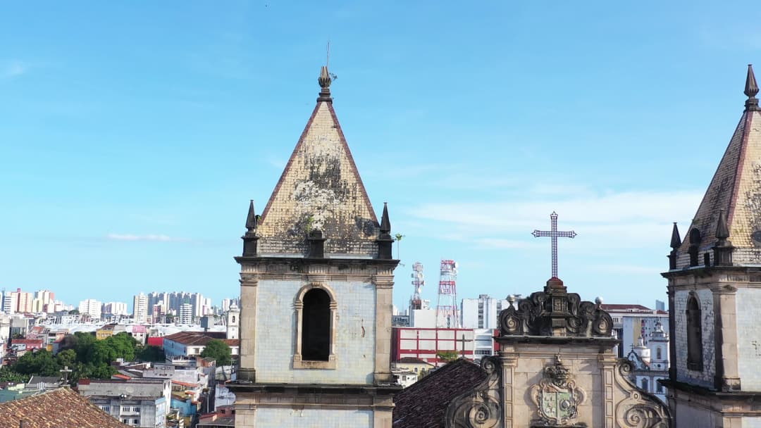 Igreja com torre histórica no centro urbano
