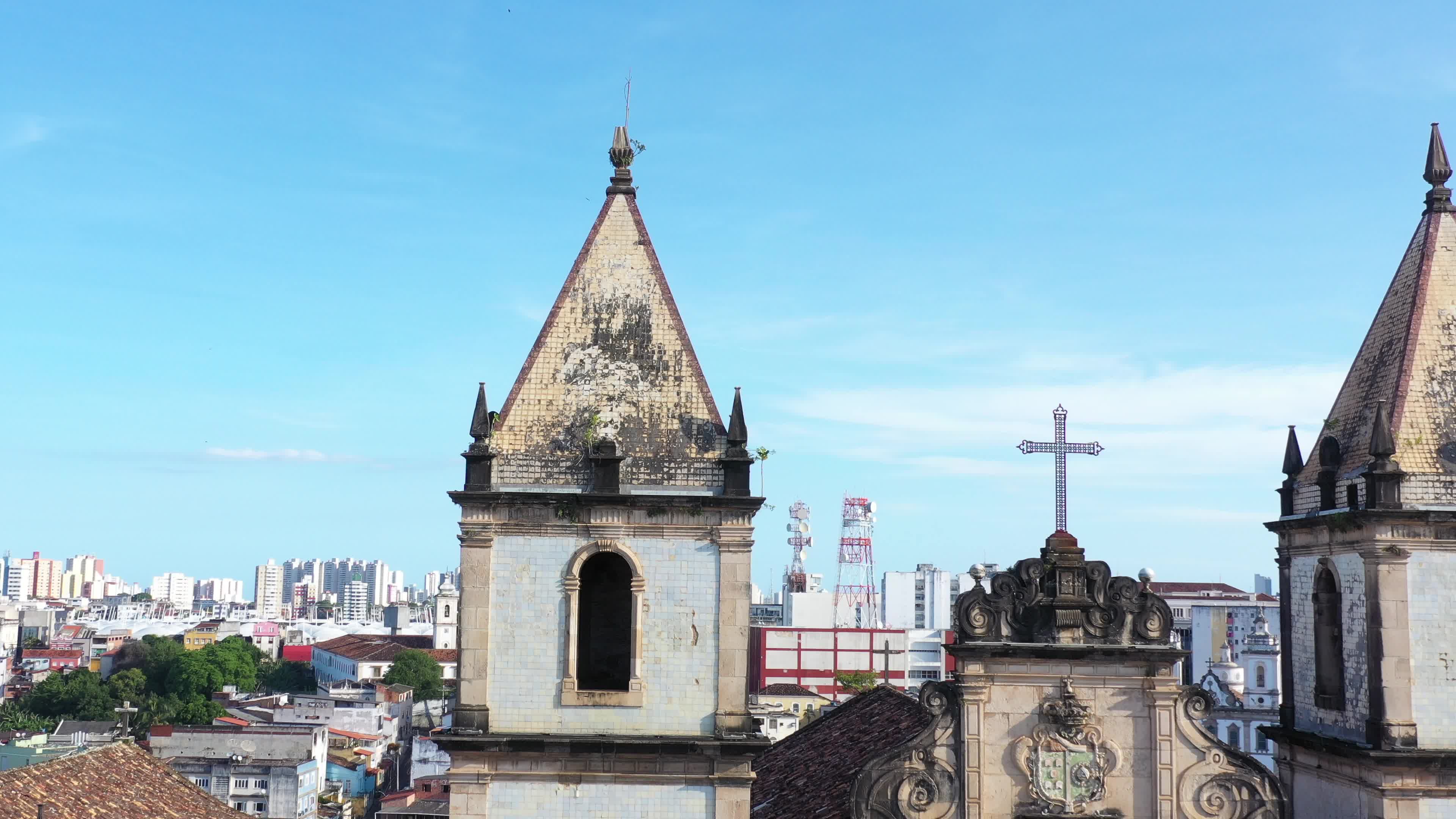 Igreja com torre histórica no centro urbano