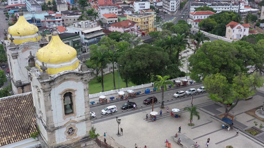 Torres douradas e praça central em destaque