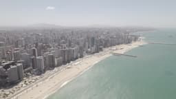 Arranha-céus à beira-mar em Fortaleza