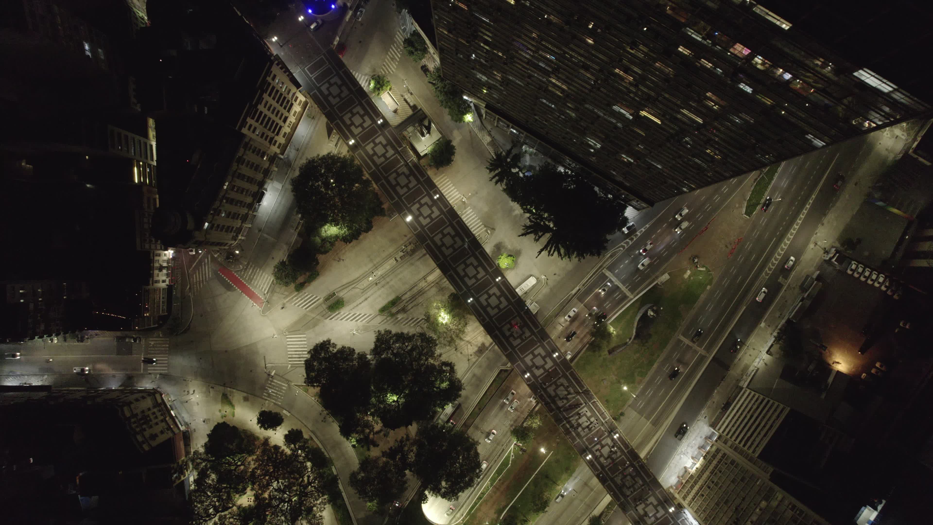 Viaduto iluminado atravessando a cidade