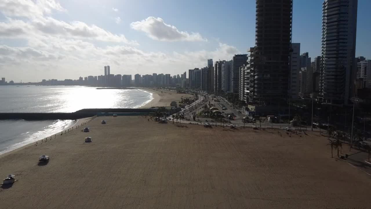 Prédios à beira-mar de Fortaleza em dia ensolarado