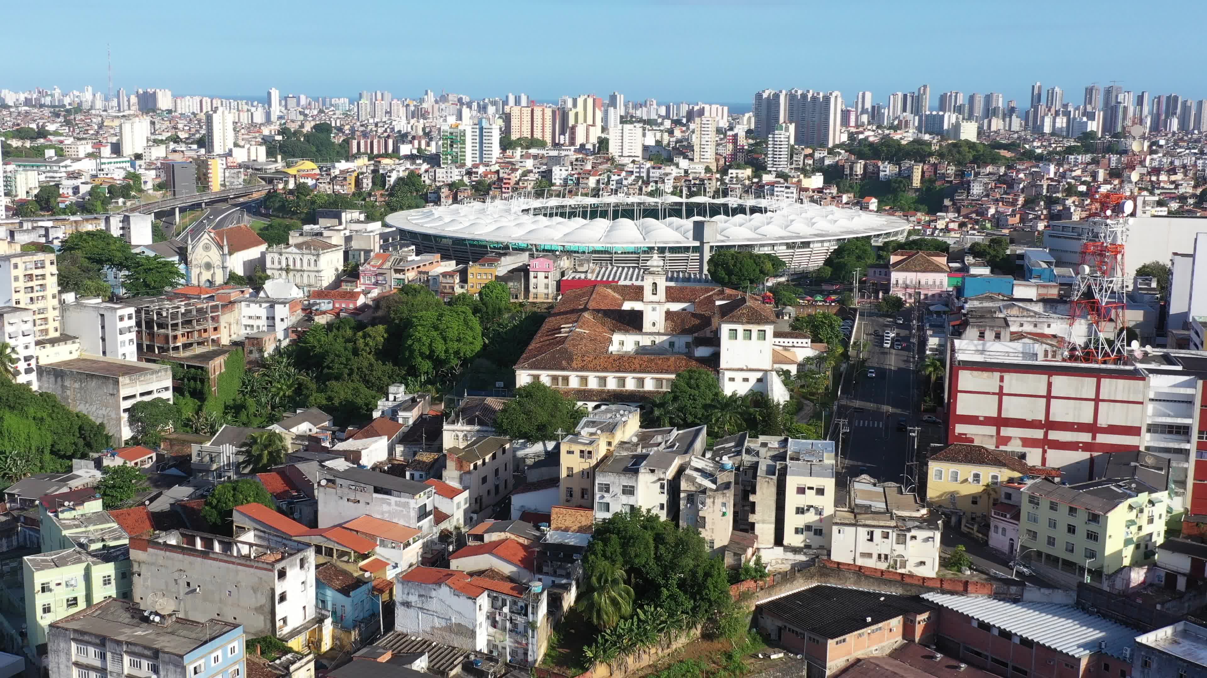 Arena Fonte Nova em destaque na paisagem urbana