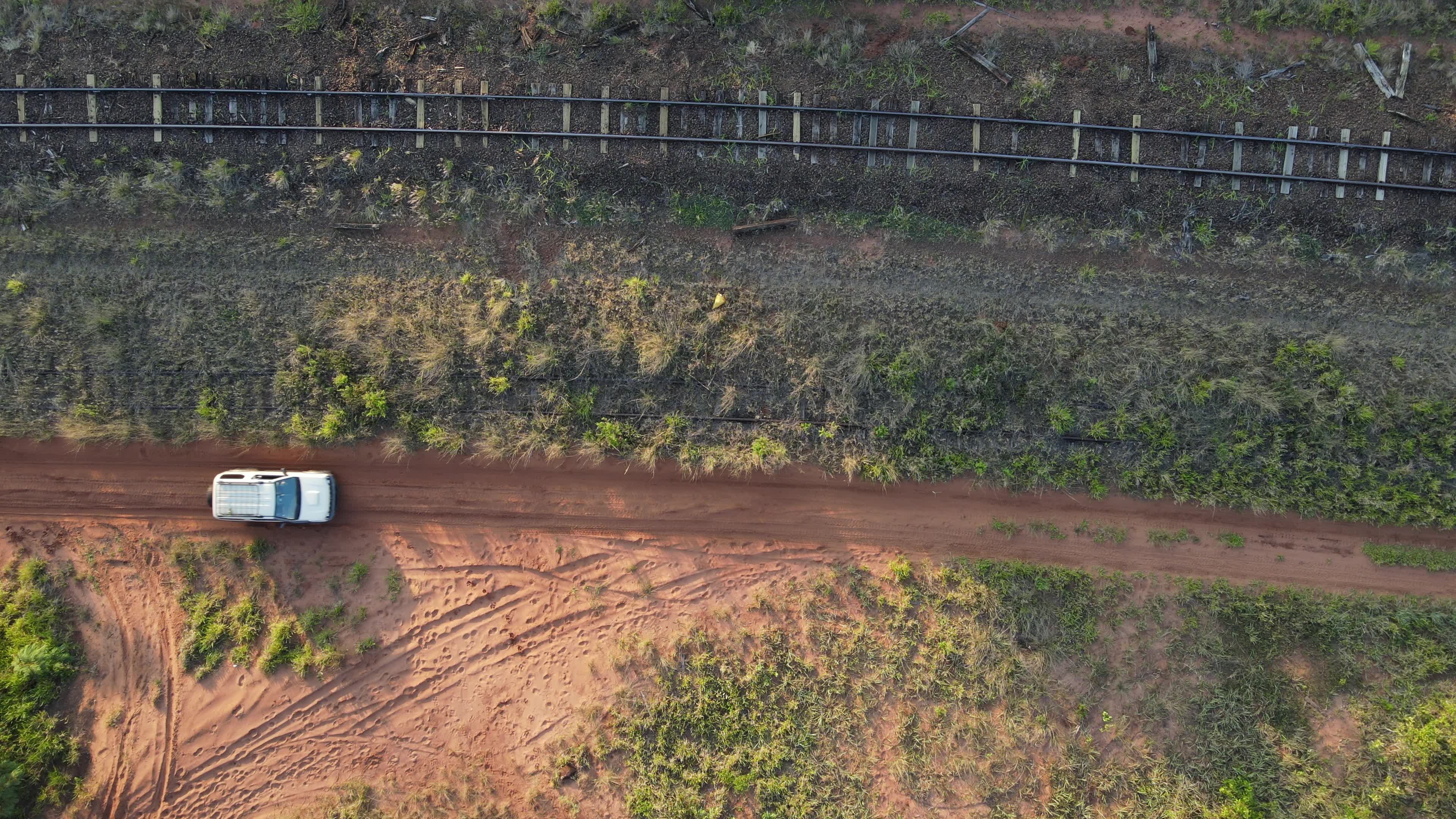 Jeep paralelo a linha férrea