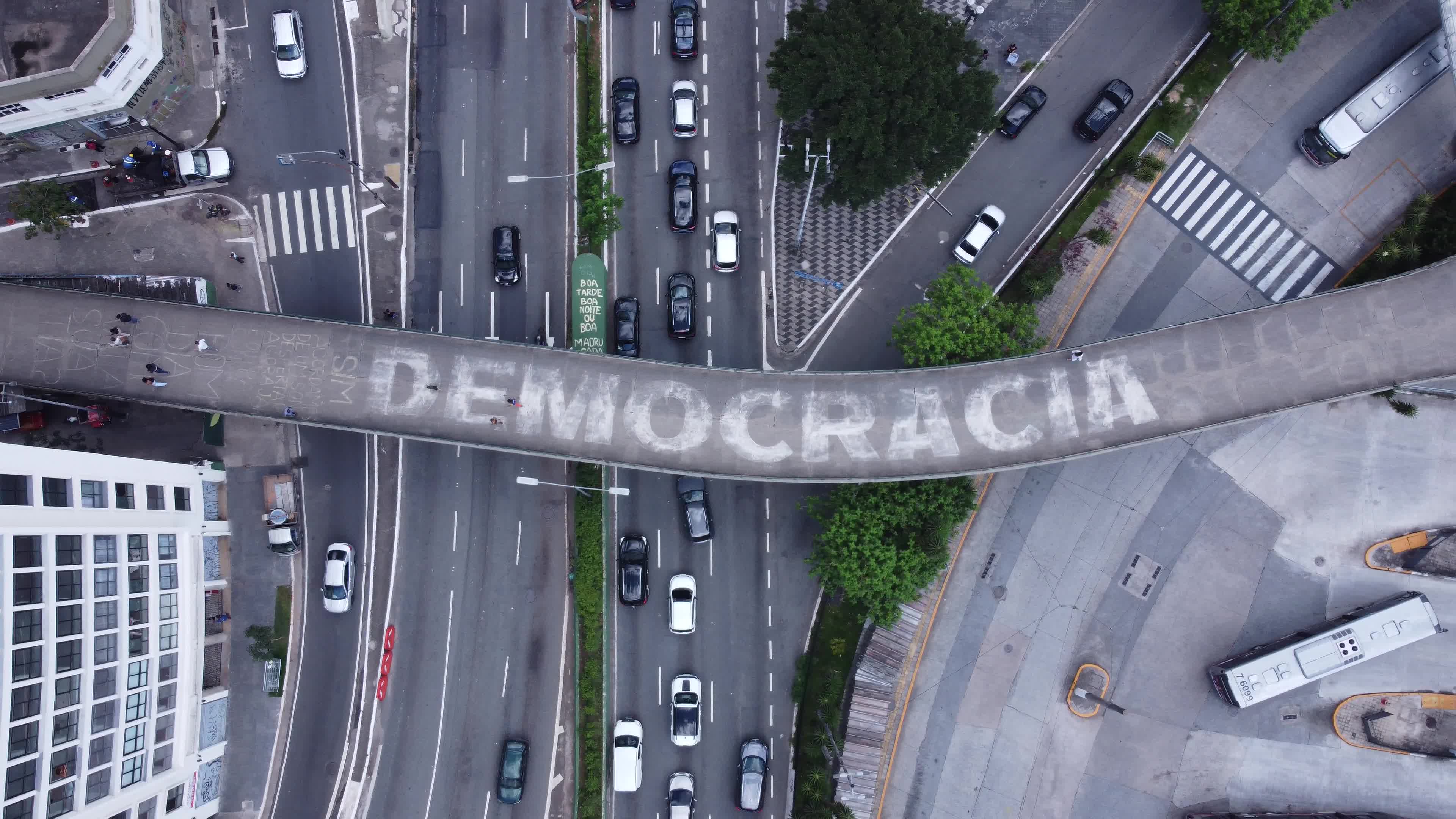Passarela com a palavra “DEMOCRACIA” destacada