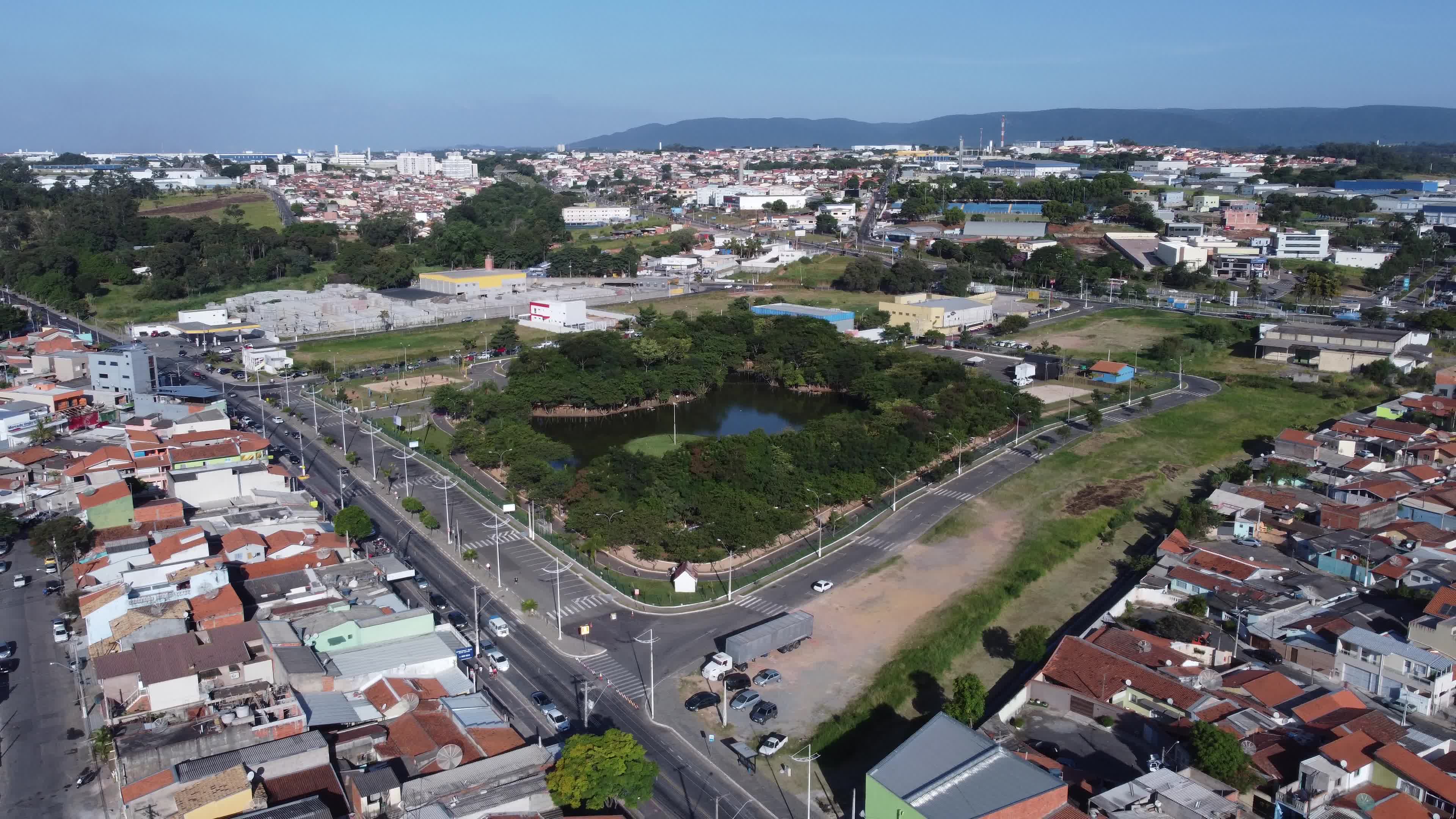 Praça central com lago e vegetação urbana