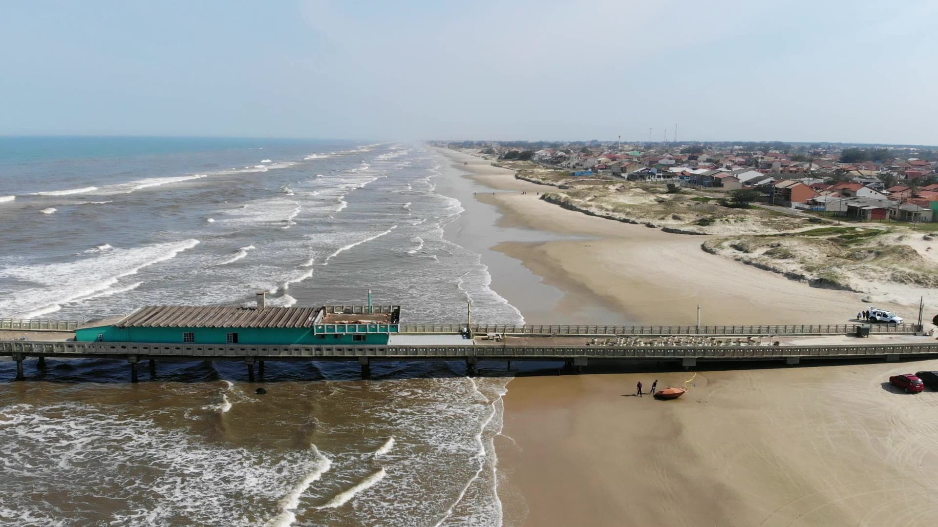 Imagens da Plataforma de pesca na praia de Cidreira no sul do país.