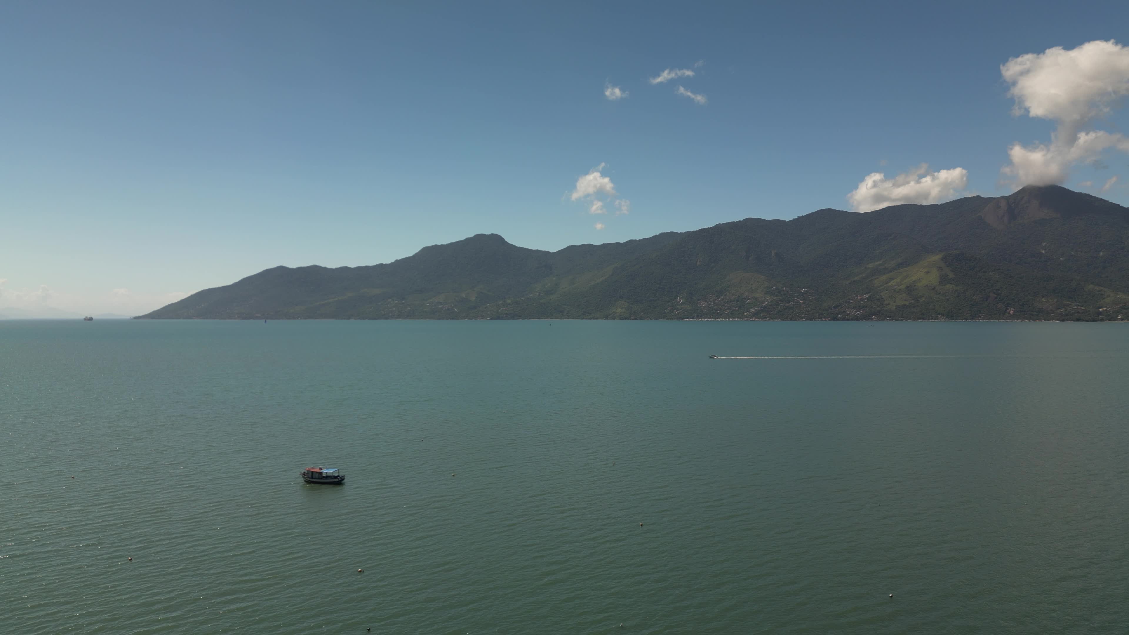 Barco passando no canal da ilhabela