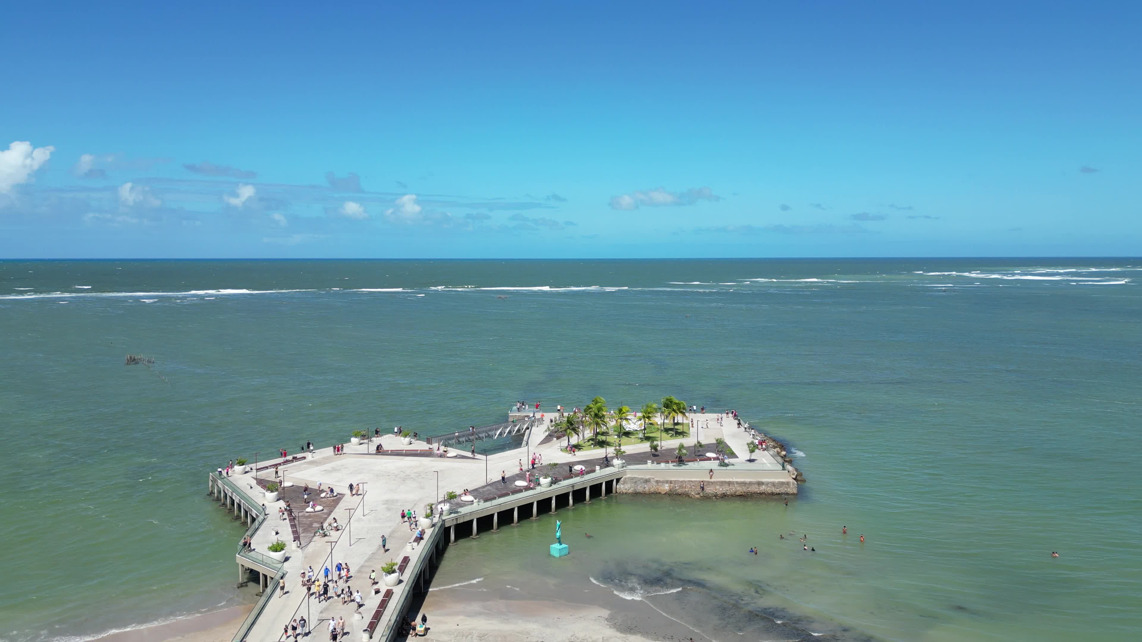 Píer à beira-mar com vista panorâmica na Praia de Ponta Verde