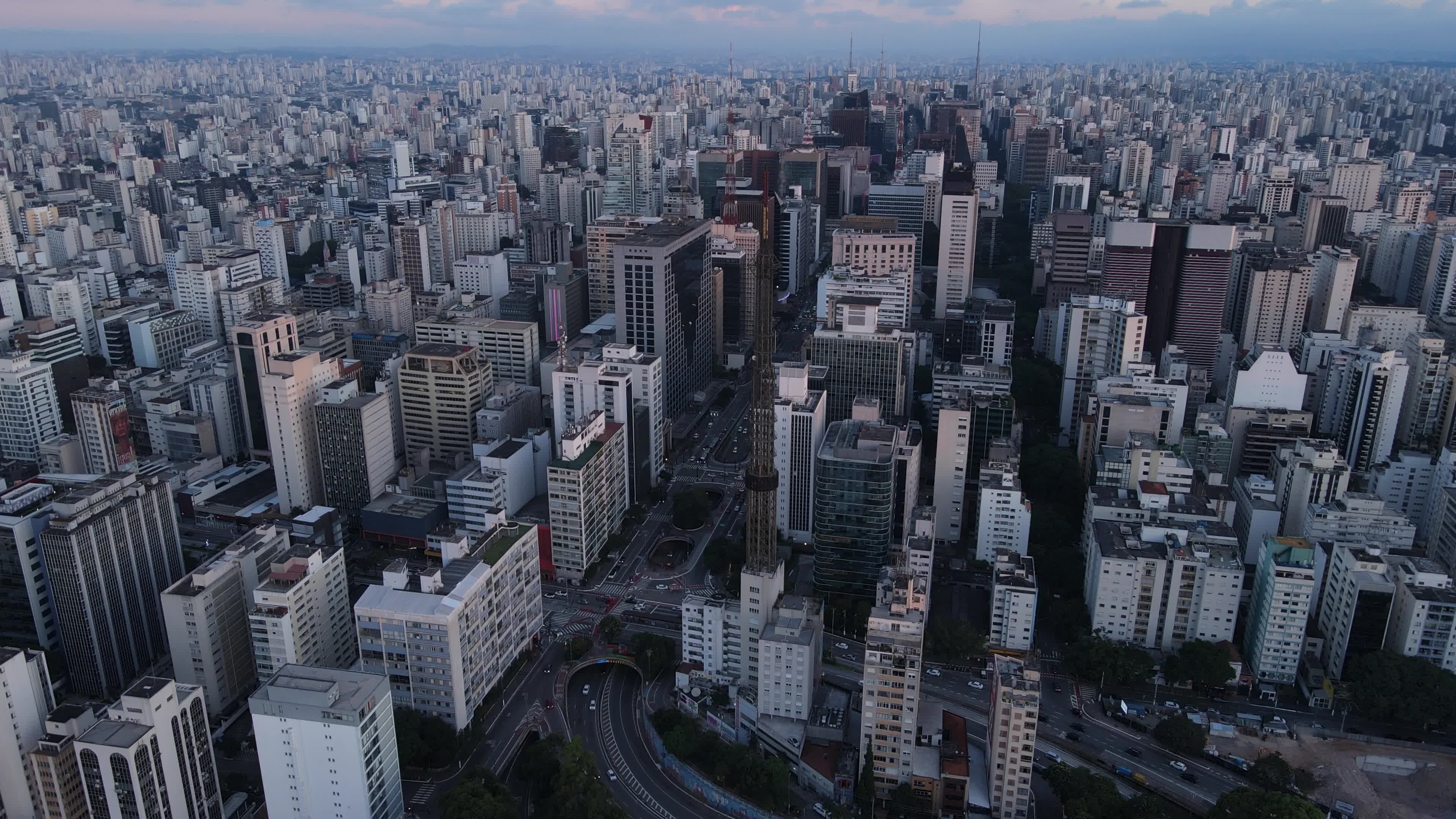 Avenida Paulista em meio aos arranha-céus