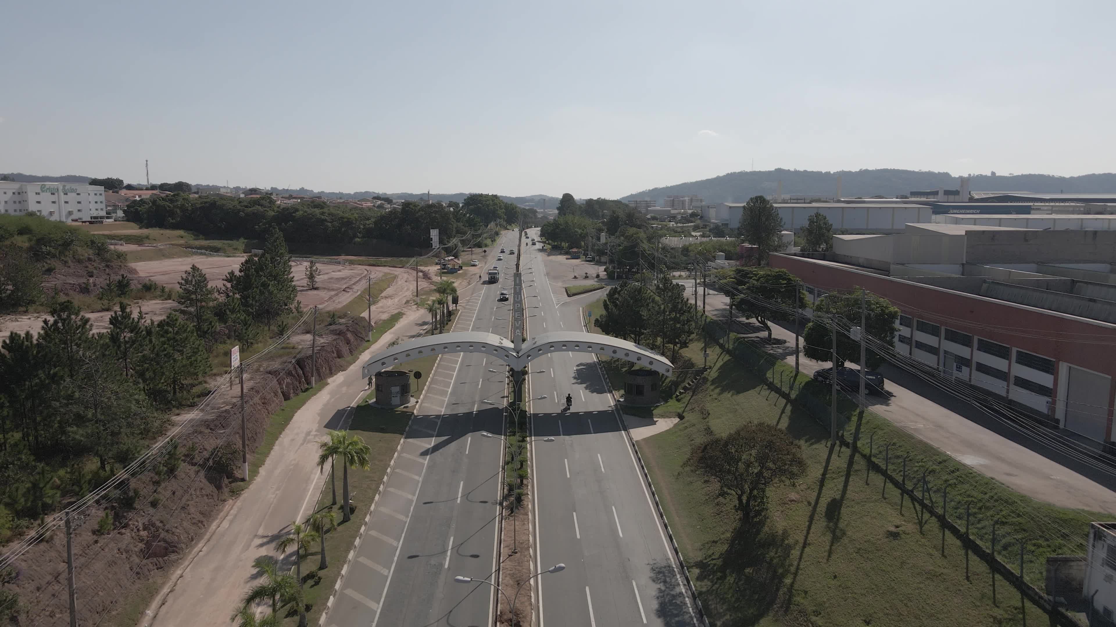 Portal de acesso em avenida arborizada na cidade de Itupeva/sp