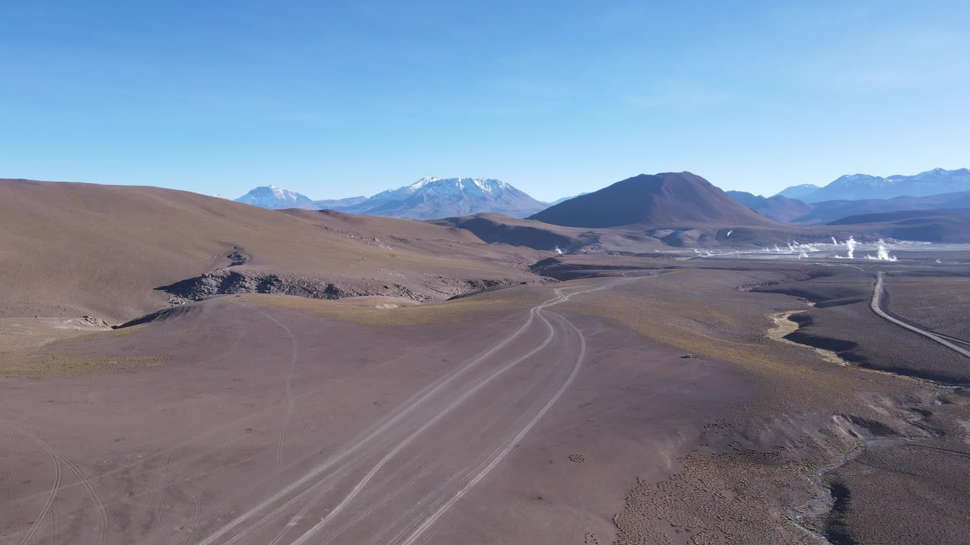 Gêiseres fumegantes no deserto andino