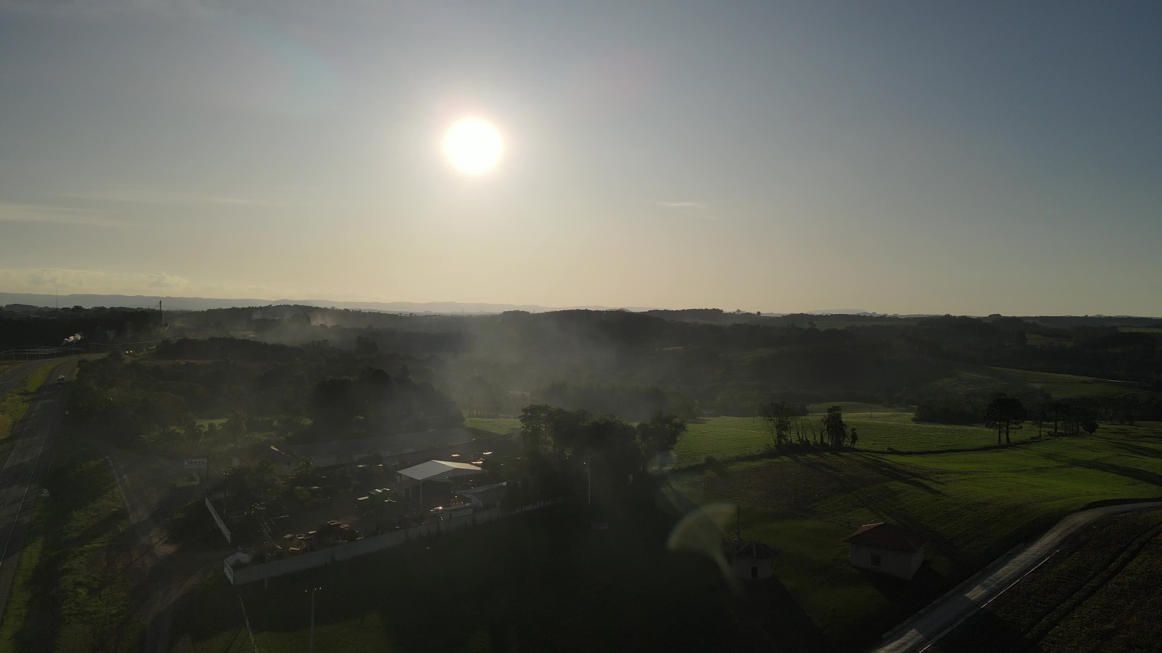 Nascer do sol no campo e rodovia 4k