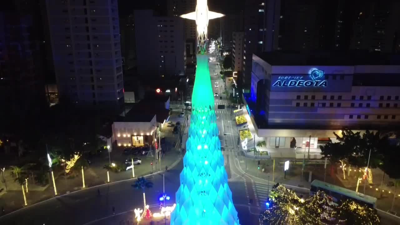 Árvore de Natal da praça Portugal iluminada na cidade à noite